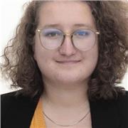 Profesora de biología imparte clases a niños y jóvenes de forma creativa